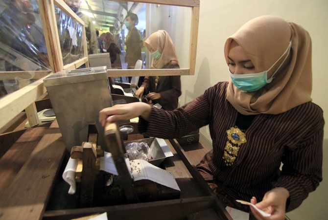 SERAP BANYAK TENAGA KERJA: Salah satu karyawan PT Nojorono Tobacco International mempraktikkan melinting sigaret kretek tangan (SKT) brand Minak Djinggo Rempah saat launching kemarin. SERAP BANYAK TENAGA KERJA: Salah satu karyawan PT Nojorono Tobacco International mempraktikkan melinting sigaret kretek tangan (SKT) brand Minak Djinggo Rempah saat launching kemarin.