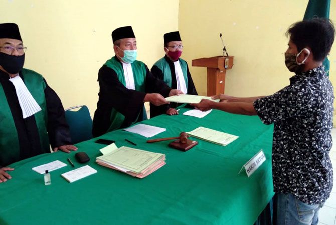 PERSIDANGAN: Penyerahan berkas saat melaksanakan sidang di Pengadilan Agama Purwodadi PERSIDANGAN: Penyerahan berkas saat melaksanakan sidang di Pengadilan Agama Purwodadi