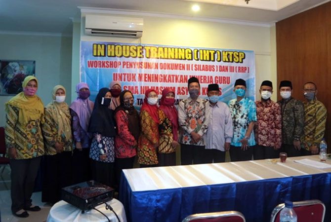 WORKSHOP: Seluruh tenaga pengajar dan staff SMA NU Hasyim Asy’ari Kudus merasa enjoy saat melaksanakan workshop penyusunan silabus dan RPP di Hotel Proliman kemarin. WORKSHOP: Seluruh tenaga pengajar dan staff SMA NU Hasyim Asy’ari Kudus merasa enjoy saat melaksanakan workshop penyusunan silabus dan RPP di Hotel Proliman kemarin.