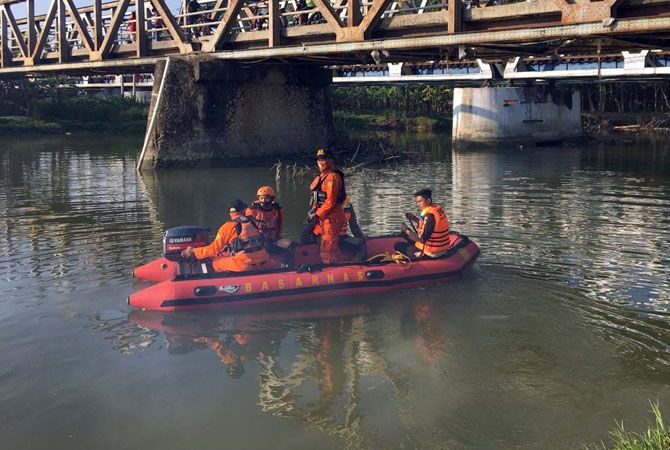 SUSUR SUNGAI: Tim SAR BPBD Grobogan mencari dua anak yang tenggelam di Desa Lajer, Kecamatan Penawangan, Minggu (28/6). SUSUR SUNGAI: Tim SAR BPBD Grobogan mencari dua anak yang tenggelam di Desa Lajer, Kecamatan Penawangan, Minggu (28/6).