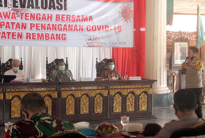 KEMUKAKAN PENDAPAT: Kapolres Rembang memberi pernyataan saat rapat evaluasi penanganan Covid-19 di Rembang bersama Gubernur Jatengdan Tim Gugus Tugas Percepatan Penanganan Covid-19 Rembang. KEMUKAKAN PENDAPAT: Kapolres Rembang memberi pernyataan saat rapat evaluasi penanganan Covid-19 di Rembang bersama Gubernur Jatengdan Tim Gugus Tugas Percepatan Penanganan Covid-19 Rembang.