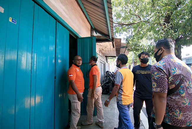 PENYELIDIKAN: Tim dari Polres Kudus saat olah TKP korban perampokan di Jalan Ahmad Yani, Desa Panjunan, Kota, Kudus, kemarin. PENYELIDIKAN: Tim dari Polres Kudus saat olah TKP korban perampokan di Jalan Ahmad Yani, Desa Panjunan, Kota, Kudus, kemarin.