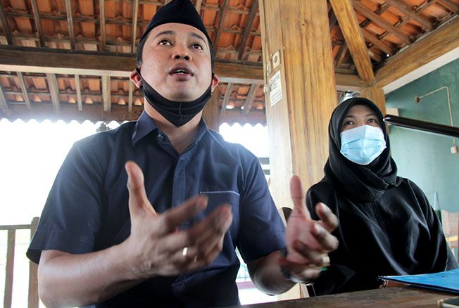 PAMITAN: Bayu Andriyanto didampingi istrinya Vivit Dinarini Atnasari memberi pernyataan tidak lagi bersama Abdul Hafidz pada pilkada nanti. PAMITAN: Bayu Andriyanto didampingi istrinya Vivit Dinarini Atnasari memberi pernyataan tidak lagi bersama Abdul Hafidz pada pilkada nanti.