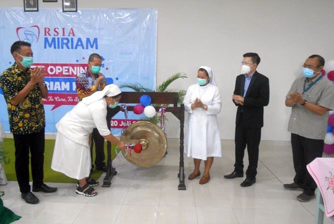 AKHIRNYA RESMI: Sr. Cendra, PI menabuh gong pertanda soft opening RSIA Miriam, didampingi Ignatius Santoso (pojok kiri), dokter Koesbintoro Singgih, Sr Krista Yustina Susilowati, PI, Dirut RSIA Miriam AKHIRNYA RESMI: Sr. Cendra, PI menabuh gong pertanda soft opening RSIA Miriam, didampingi Ignatius Santoso (pojok kiri), dokter Koesbintoro Singgih, Sr Krista Yustina Susilowati, PI, Dirut RSIA Miriam