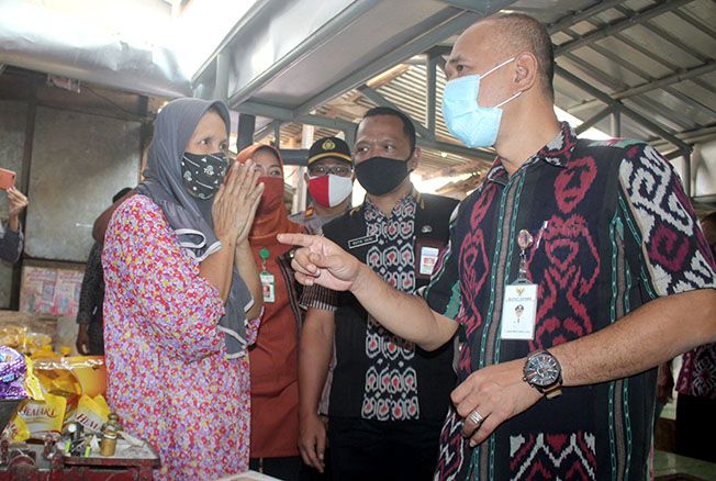 SIDAK: Bupati Jepara Dian Kristiandi sidak penerapan protokol kesehatan di Pasar Mlonggo kemarin. SIDAK: Bupati Jepara Dian Kristiandi sidak penerapan protokol kesehatan di Pasar Mlonggo kemarin.