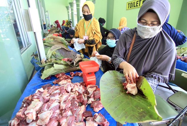 RAMAH LINGKUNGAN: Panitia kurban di Masjid JHK membungkus daging dengan daun jati kemarin. RAMAH LINGKUNGAN: Panitia kurban di Masjid JHK membungkus daging dengan daun jati kemarin.