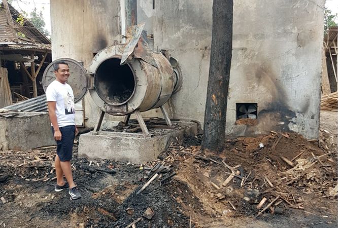 IKHLAS: Arifin berada di sekitar oven api di pabrik miliknya di wilayah desa Krikilan RT 07 RW 01, Kecamatan Sumber yang terbakar, kemarin. IKHLAS: Arifin berada di sekitar oven api di pabrik miliknya di wilayah desa Krikilan RT 07 RW 01, Kecamatan Sumber yang terbakar, kemarin.