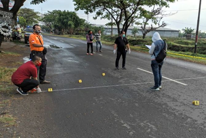 IDENTIFIKASI: Polisi melakukan olah tempat kejadian perkara (TKP) di Jalan Raya Pati-Gabus pagi kemarin. IDENTIFIKASI: Polisi melakukan olah tempat kejadian perkara (TKP) di Jalan Raya Pati-Gabus pagi kemarin.