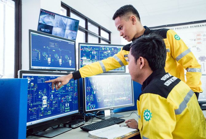 CANGGIH: Pemantauan kinerja mesin produksi Semen Gresik juga dilakukan secara digital. CANGGIH: Pemantauan kinerja mesin produksi Semen Gresik juga dilakukan secara digital.