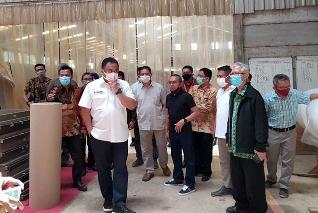 CEK DAPUR: Rachmat Gobel melihat proses produksi mebel di Jepara akhir pekan lalu. CEK DAPUR: Rachmat Gobel melihat proses produksi mebel di Jepara akhir pekan lalu.