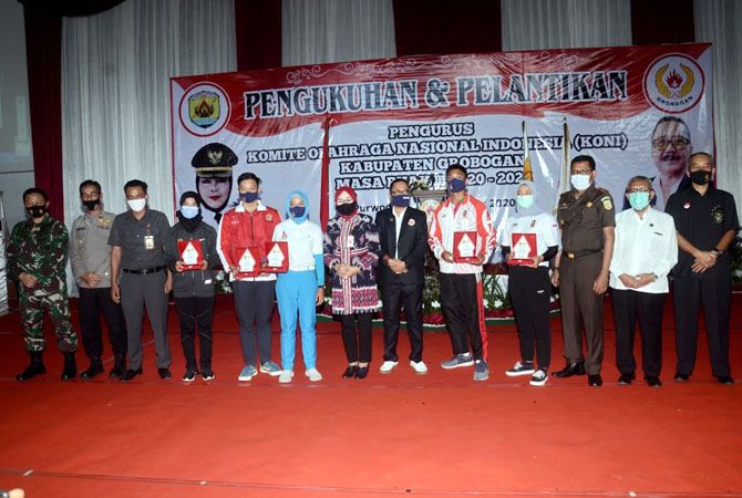 DILANTIK: Ketua dan pegurus KONI Kabupaten Grobogan periode 2020 – 2024 dilantik dan diambil sumpah kemarin. DILANTIK: Ketua dan pegurus KONI Kabupaten Grobogan periode 2020 – 2024 dilantik dan diambil sumpah kemarin.