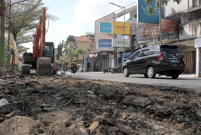 DIKEBUT 110 HARI: Alat berat mulai mengerjakan city walk di jalan Sunan Kudus. DIKEBUT 110 HARI: Alat berat mulai mengerjakan city walk di jalan Sunan Kudus.