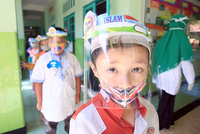 PROTOKOL KESEHATAN: Siswa SDIT Al Islam mengenakan face slield simulasi siswa baru baru-baru ini. PROTOKOL KESEHATAN: Siswa SDIT Al Islam mengenakan face slield simulasi siswa baru baru-baru ini.