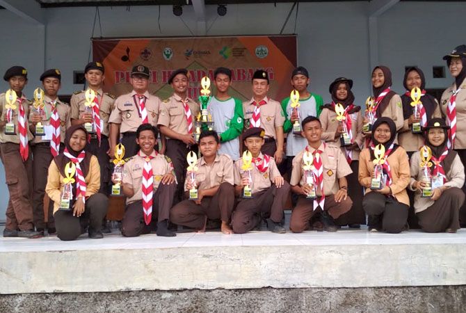 SEMANGAT: Saka Bakti Husada Kwarcab Kudus foto bersama usai mendapatkan penghargaan. SEMANGAT: Saka Bakti Husada Kwarcab Kudus foto bersama usai mendapatkan penghargaan.