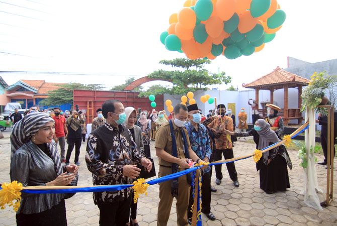 SELAMAT: Sekda Kudus Samani Intakoris memotong pita eresemian gedung baru UMKU kemarin. SELAMAT: Sekda Kudus Samani Intakoris memotong pita eresemian gedung baru UMKU kemarin.