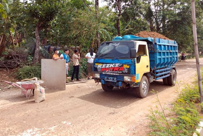 PORTAL: Warga menutup akses jalan kendaraan pengangkut tanah hasil galian C sebagai bentuk penolakan. PORTAL: Warga menutup akses jalan kendaraan pengangkut tanah hasil galian C sebagai bentuk penolakan.