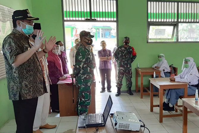 PANTAU: PjS Bupati Rembang Imam Maskur memantau jalannya protokol kesehatan di SMAN 1 Sumber. PANTAU: PjS Bupati Rembang Imam Maskur memantau jalannya protokol kesehatan di SMAN 1 Sumber.