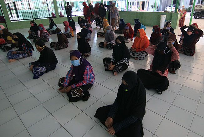 TERAPKAN PROKES: Santri di salah satu pesantren mengenakan masker dan jaga jarak saat mengikuti kegiatan. TERAPKAN PROKES: Santri di salah satu pesantren mengenakan masker dan jaga jarak saat mengikuti kegiatan.