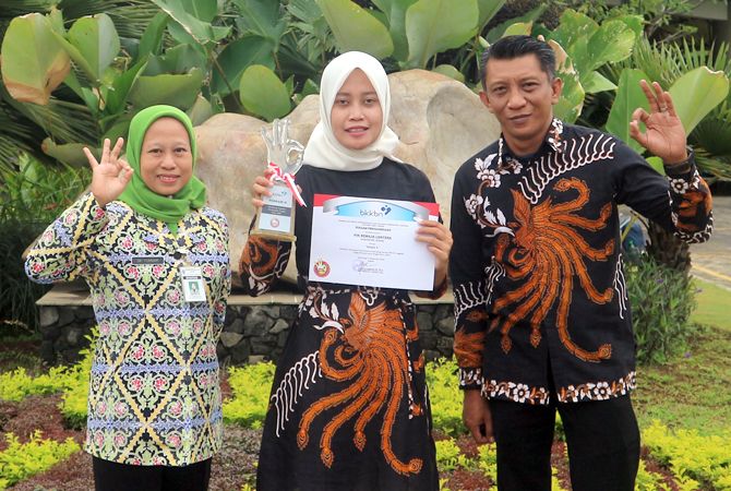 RUNNER UP: Nikmatul Kholidah, ketua PIK R Lentera (tengah) bersama pendamping dari DP3AP2KB Jepara setelah meraih juara II dalam penilaian tingkat Jateng belum lama ini. RUNNER UP: Nikmatul Kholidah, ketua PIK R Lentera (tengah) bersama pendamping dari DP3AP2KB Jepara setelah meraih juara II dalam penilaian tingkat Jateng belum lama ini.