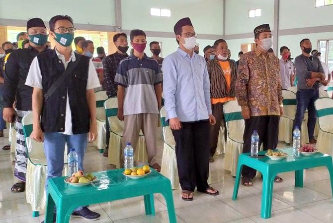 JAGA JARAK: Paslon nomor urut dua Hafidz didampingi Zaimul Umam (Gus Umam) selaku Ketua Tim Sukses Hafidz-Haniez menerapkan prokes Covid-19 saat kampanye tatap muka. JAGA JARAK: Paslon nomor urut dua Hafidz didampingi Zaimul Umam (Gus Umam) selaku Ketua Tim Sukses Hafidz-Haniez menerapkan prokes Covid-19 saat kampanye tatap muka.