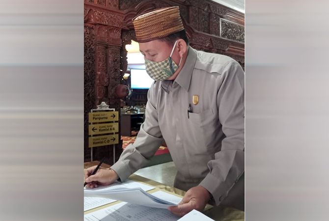 BERPECI: Anggota DPRD Kudus Muhtamat saat bertugas di gedung DPRD Kudus. BERPECI: Anggota DPRD Kudus Muhtamat saat bertugas di gedung DPRD Kudus.