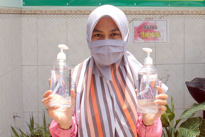 PRODUK PONDOK: Nafisatun Nurroh, Pengurus Ponpes Riyadlotut Thalabah, Kecamatan Sedan, Rembang, menunjukkan disinfektan racikan pihak pondok sendiri. PRODUK PONDOK: Nafisatun Nurroh, Pengurus Ponpes Riyadlotut Thalabah, Kecamatan Sedan, Rembang, menunjukkan disinfektan racikan pihak pondok sendiri.