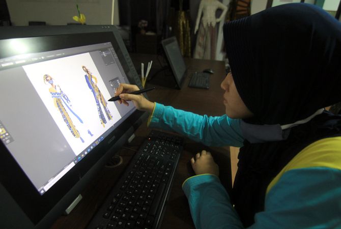 PAKAI KOMPUTER: Rana Hanun Nabila menyelesaikan desain baju yang dilombakan pada IFCA 2020. PAKAI KOMPUTER: Rana Hanun Nabila menyelesaikan desain baju yang dilombakan pada IFCA 2020.