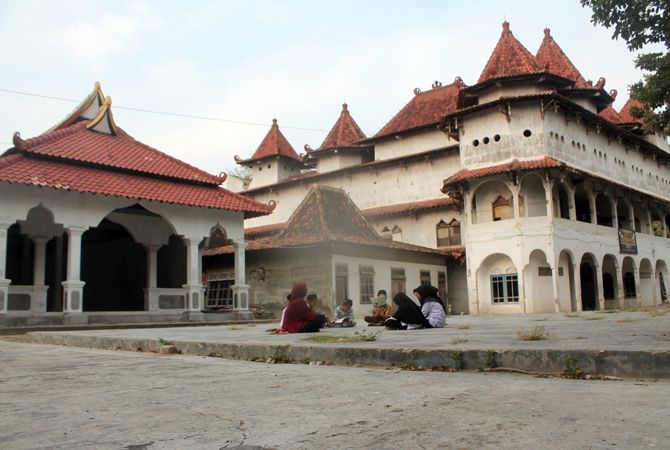 BANGUNAN PONDOK UNIK: Anak-anak mengaji di pelataran salah satu pondok pesantren di Desa Caruban, Lasem, Rembang, baru-baru ini. BANGUNAN PONDOK UNIK: Anak-anak mengaji di pelataran salah satu pondok pesantren di Desa Caruban, Lasem, Rembang, baru-baru ini.