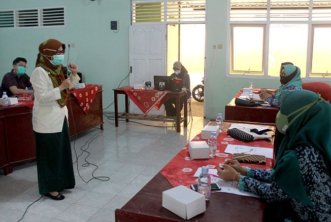 INTERAKTIF: Ketua IIDI Rembang Sitta Chirana memberikan paparan saat bertemu para kader di Balai Desa Kabongan Kidul kemarin. INTERAKTIF: Ketua IIDI Rembang Sitta Chirana memberikan paparan saat bertemu para kader di Balai Desa Kabongan Kidul kemarin.
