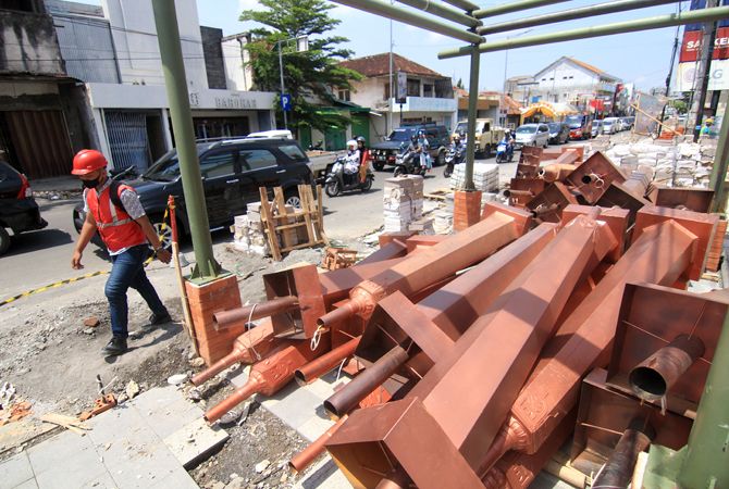 PERCANTIK KOTA: Tiang lampu untuk city walk di Jalan Sunan Kudus siap dipasang kemarin. PERCANTIK KOTA: Tiang lampu untuk city walk di Jalan Sunan Kudus siap dipasang kemarin.