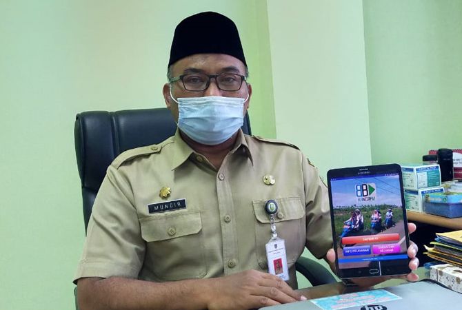 INOVASI BARU: Kepala Dinas Sosial P3AP2KB Kudus Mundir memperlihatkan aplikasi Kancamu di ruangan kerjanya kemarin. INOVASI BARU: Kepala Dinas Sosial P3AP2KB Kudus Mundir memperlihatkan aplikasi Kancamu di ruangan kerjanya kemarin.