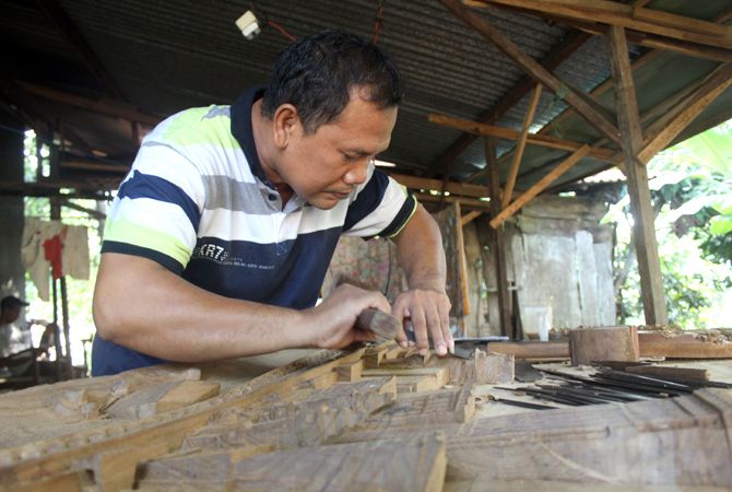 KREATIF: Pateman, salah satu seniman relief yang membuat motif Masjidil Haram tiga dimensi. KREATIF: Pateman, salah satu seniman relief yang membuat motif Masjidil Haram tiga dimensi.