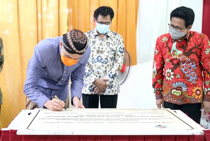 DIRESMIKAN: Gubernur Jateng Ganjar Pranowo menandatangani prasasti tanda Desa Jatisobo, Sukoharjo, sebagai desa inklusif. DIRESMIKAN: Gubernur Jateng Ganjar Pranowo menandatangani prasasti tanda Desa Jatisobo, Sukoharjo, sebagai desa inklusif.