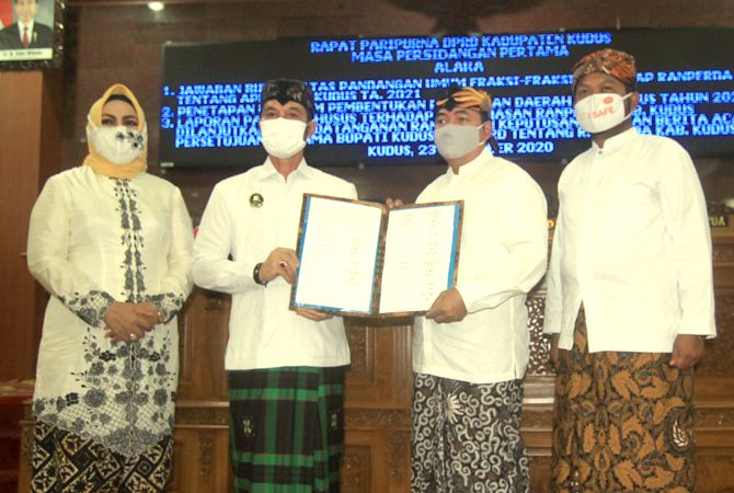 PENANDATANGANAN KESEPATAKAN: Plt Bupati Kudus Hartopo bersama pimpinan DPRD Masan bersama pimpinan melakukan penandatanganan kesepakatan dalam rapat paripurna kemarin. PENANDATANGANAN KESEPATAKAN: Plt Bupati Kudus Hartopo bersama pimpinan DPRD Masan bersama pimpinan melakukan penandatanganan kesepakatan dalam rapat paripurna kemarin.