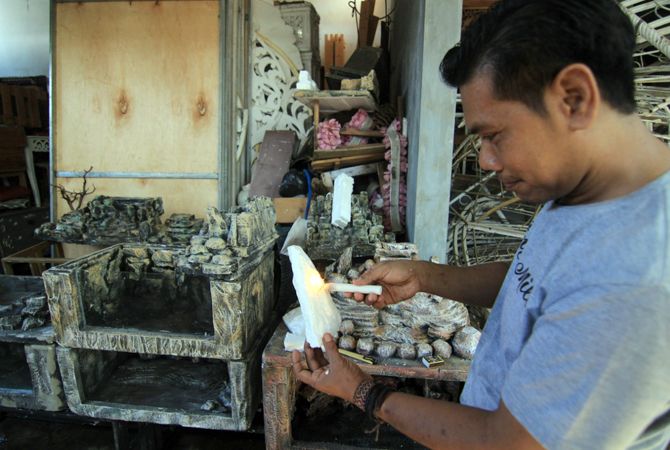 PRAKTIK: Eko Santoso menunjukkan cara pembuatan aquarium berbahan Styrofoam. PRAKTIK: Eko Santoso menunjukkan cara pembuatan aquarium berbahan Styrofoam.