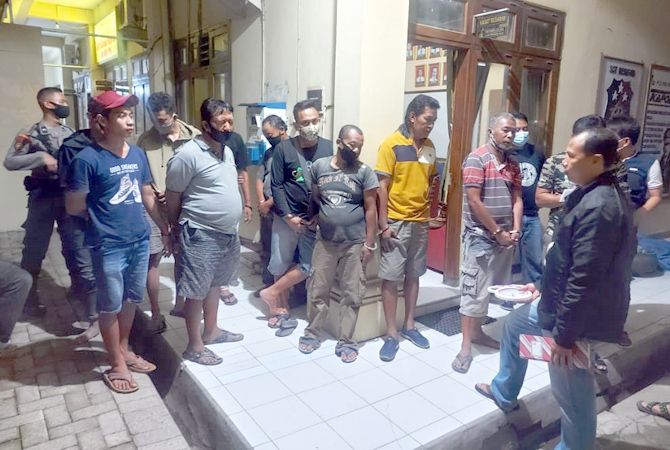 10 orang juga diamankan dari lokasi sabung ayam. 10 orang juga diamankan dari lokasi sabung ayam.