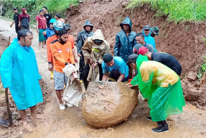 KERJA SAMA: Petugas gabungan membersihkan material longsor berupa tanah dan batu yang menutup akses jalan di Desa Damarwulan, Kecamatan Keling. KERJA SAMA: Petugas gabungan membersihkan material longsor berupa tanah dan batu yang menutup akses jalan di Desa Damarwulan, Kecamatan Keling.