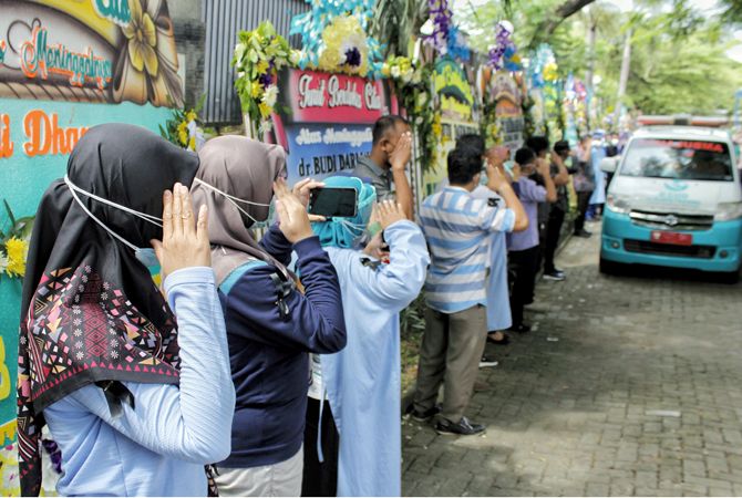 SELAMAT JALAN: Karyawan RSUD dr Soetrasno Rembang membentuk pagar betis dan memberikan hormat saat mengantarkan jenazah dr Budi kemarin. SELAMAT JALAN: Karyawan RSUD dr Soetrasno Rembang membentuk pagar betis dan memberikan hormat saat mengantarkan jenazah dr Budi kemarin.