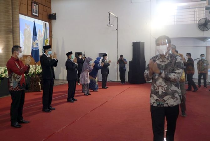 TAATI PROKES: Rektor Baru UMK menerima ucapan selamat dengan tetap menjalankan prosedur kesehatan Covid-19. TAATI PROKES: Rektor Baru UMK menerima ucapan selamat dengan tetap menjalankan prosedur kesehatan Covid-19.