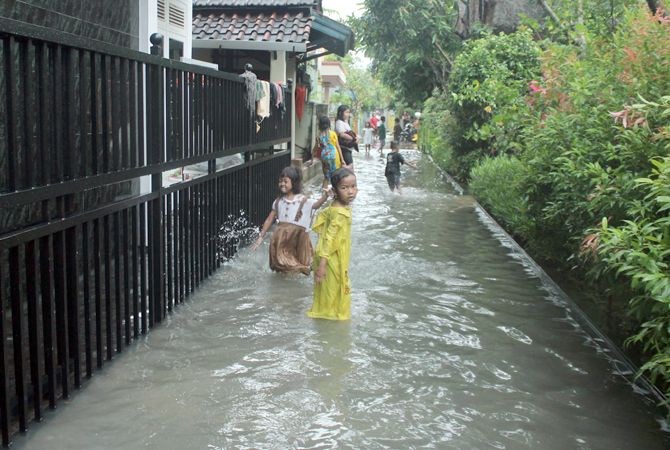 TENGGELAM: Hujan deras sejak dini hari, beberapa ruas jalan dan pemukiman di kawasan Kota Jepara terendam banjir kemarin (11/1). TENGGELAM: Hujan deras sejak dini hari, beberapa ruas jalan dan pemukiman di kawasan Kota Jepara terendam banjir kemarin (11/1).