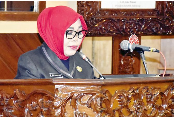SAMPAIKAN PENDAPAT: Bupati Grobogan Sri Sumarni memberi tanggapan atas pengesahan raperda tentang pembangunan industri. SAMPAIKAN PENDAPAT: Bupati Grobogan Sri Sumarni memberi tanggapan atas pengesahan raperda tentang pembangunan industri.