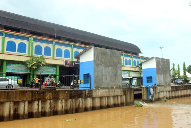 LANGGANAN BANJIR: Jalan Tegalsambi selalu tergenang setiap intensitas hujan tinggi akibat luapan sungai dan permukaan jalan yang lebih rendah dari sungai. LANGGANAN BANJIR: Jalan Tegalsambi selalu tergenang setiap intensitas hujan tinggi akibat luapan sungai dan permukaan jalan yang lebih rendah dari sungai.