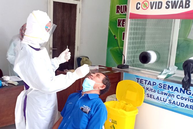BERDEBAR: Direktur Jawa Pos Radar Kudus Baehaqi berdebar saat swab PCR. BERDEBAR: Direktur Jawa Pos Radar Kudus Baehaqi berdebar saat swab PCR.