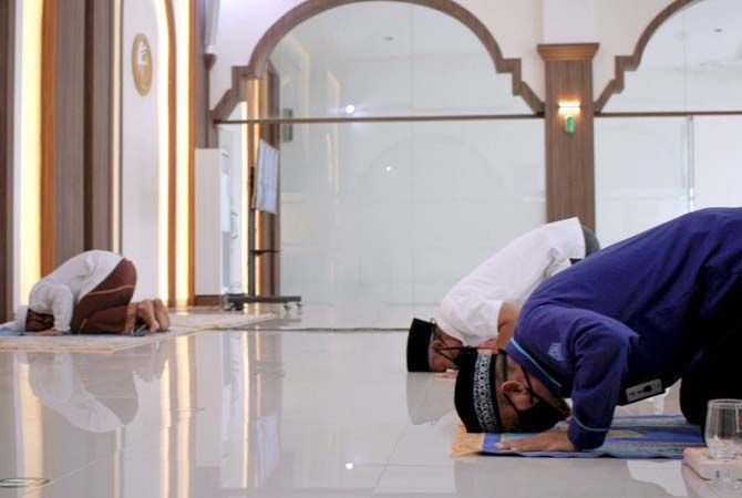 HAYATI: Jajaran board of deretors PT Semen Gresik sujud syukur di masjid Al-Hikam setempat kemarin. HAYATI: Jajaran board of deretors PT Semen Gresik sujud syukur di masjid Al-Hikam setempat kemarin.