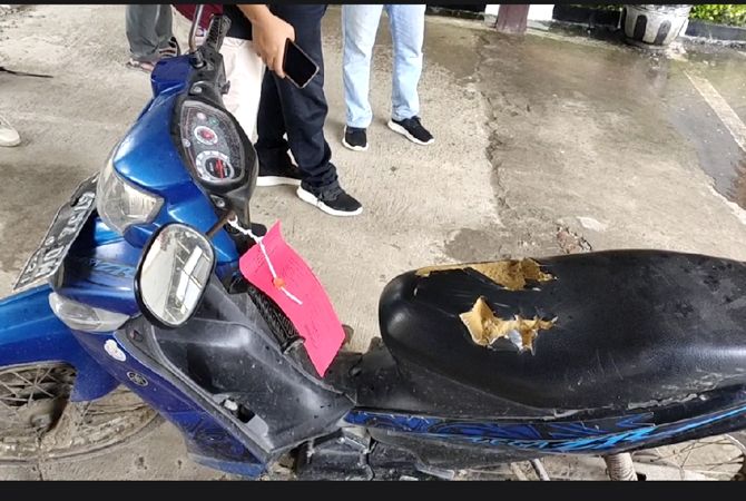 JADI BUKTI: Benda-benda di rumah korban dan pelaku yang dijadikan barang bukti ditampilkan dalam konpers di Mapolres Rembang. Dari seprei, perhiasan, hingga motor. JADI BUKTI: Benda-benda di rumah korban dan pelaku yang dijadikan barang bukti ditampilkan dalam konpers di Mapolres Rembang. Dari seprei, perhiasan, hingga motor.