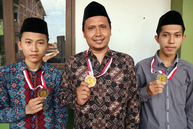 JUARA: Bambang Priyanto bersama siswanya yang sama sama berprestasi. JUARA: Bambang Priyanto bersama siswanya yang sama sama berprestasi.