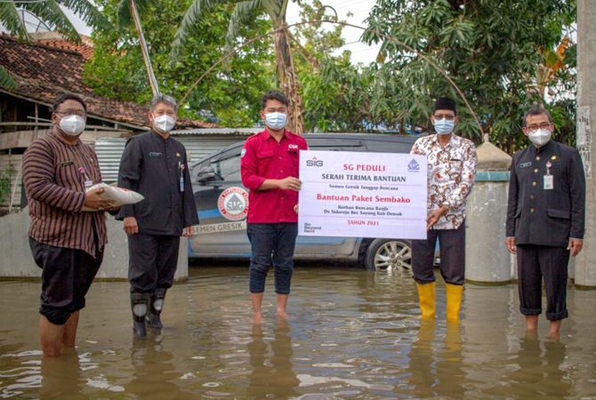 GERAK CEPAT: Semen Gresik melalui unit corporate social responsibility (CSR) memberikan bantuan logistik dan APD kepada korban banjir di Desa Sidorejo, Sayung, Demak. GERAK CEPAT: Semen Gresik melalui unit corporate social responsibility (CSR) memberikan bantuan logistik dan APD kepada korban banjir di Desa Sidorejo, Sayung, Demak.