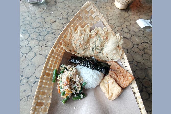 TEMPAT MAKAN: Kukusan menjadi salah satu produk kerajinan bambu yang diminati pembeli. TEMPAT MAKAN: Kukusan menjadi salah satu produk kerajinan bambu yang diminati pembeli.