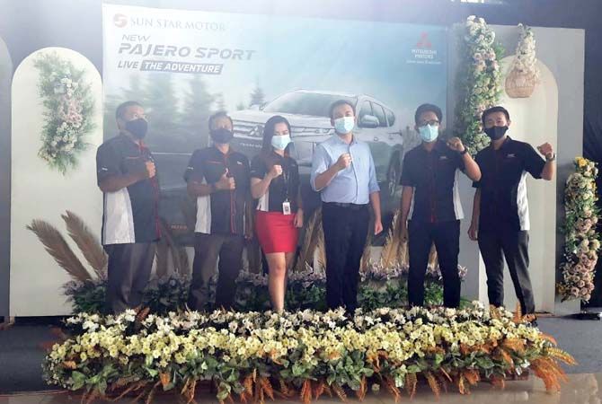 PELUNCURAN NEW PAJERO SPORT: Usai mengikuti virtual peluncuran New Pajero Sport, karyawan dan Brand Manager Dealer Mitsubhi PT Sun Star Motor Kudus Mario Pradana Putra (Hem warna biru) di photo booth PELUNCURAN NEW PAJERO SPORT: Usai mengikuti virtual peluncuran New Pajero Sport, karyawan dan Brand Manager Dealer Mitsubhi PT Sun Star Motor Kudus Mario Pradana Putra (Hem warna biru) di photo booth