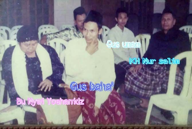 FOTO KENANGAN: Dari kiri Nyai Hj Yuhanidz Nursalim, Gus Baha, KH. Nursalim, dan Gus umam dalam sebuah acara. FOTO KENANGAN: Dari kiri Nyai Hj Yuhanidz Nursalim, Gus Baha, KH. Nursalim, dan Gus umam dalam sebuah acara.